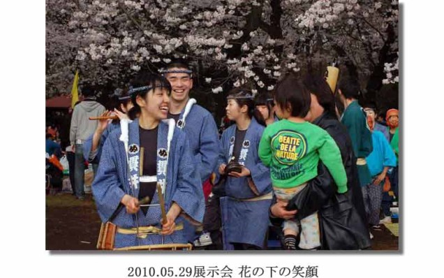 竹内2010.05.29展示会 花の下の笑顔