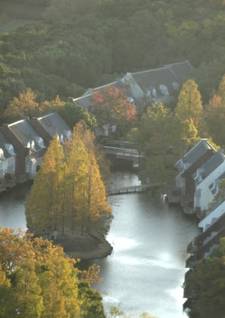 運河沿いの家々